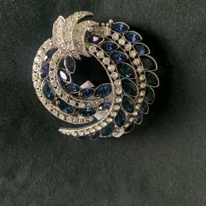 Beautiful Avon Jeweled Broche Bijou